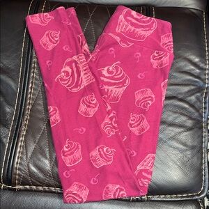 LulaRoe One Size leggings, magenta pink background, lighter pink cupcakes
